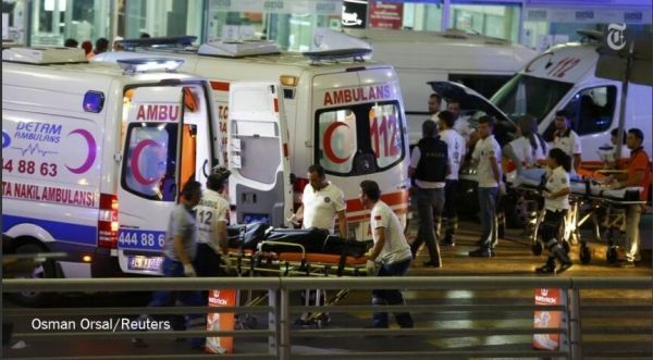 伊斯坦布爾阿塔圖爾克國(guó)際機(jī)場(chǎng)當(dāng)晚發(fā)生的爆炸已造成28人死亡( 伊斯坦布爾阿塔圖爾克國(guó)際機(jī)場(chǎng)當(dāng)晚發(fā)生的爆炸已造成28人死亡(