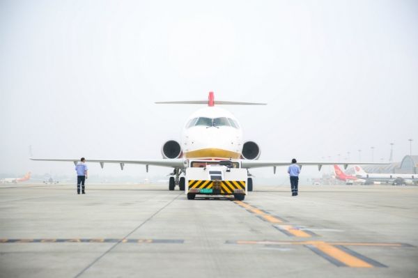 ARJ21完成載客首航,11:37成功降落虹橋機(jī)場(chǎng) ARJ21完成載客首航,11:37成功降落虹橋機(jī)場(chǎng)