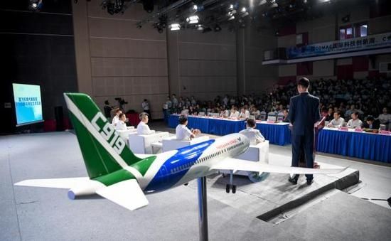 國產(chǎn)大飛機機組亮相 致謝首飛當(dāng)天被滯留乘客417530_ 國產(chǎn)大飛機機組亮相 致謝首飛當(dāng)天被滯留乘客